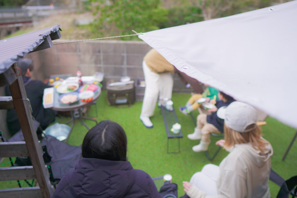 夕暮れの庭でBBQ